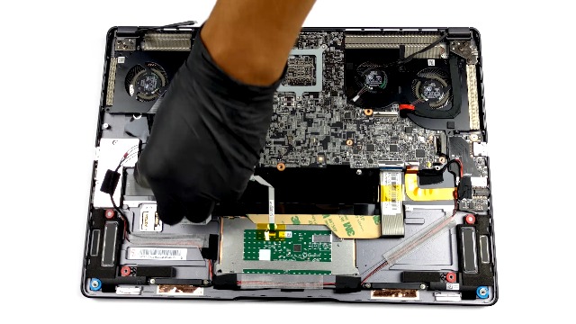 Watch MSI Creator Z16 ﹙A11Ux﹚ - disassembly and upgrade options
